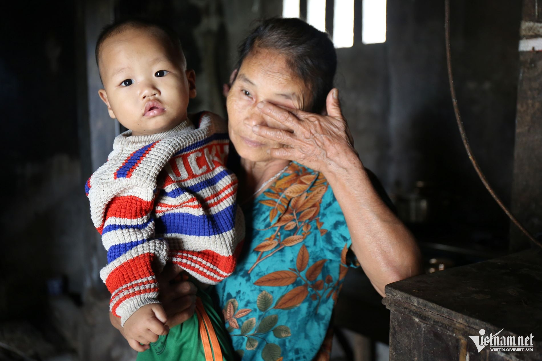 W-Bà Nguyễn Thị Hạnh sụt sùi kể lại nỗi khổ khi có chồng và con trai cùng chạy thận.JPG.jpg