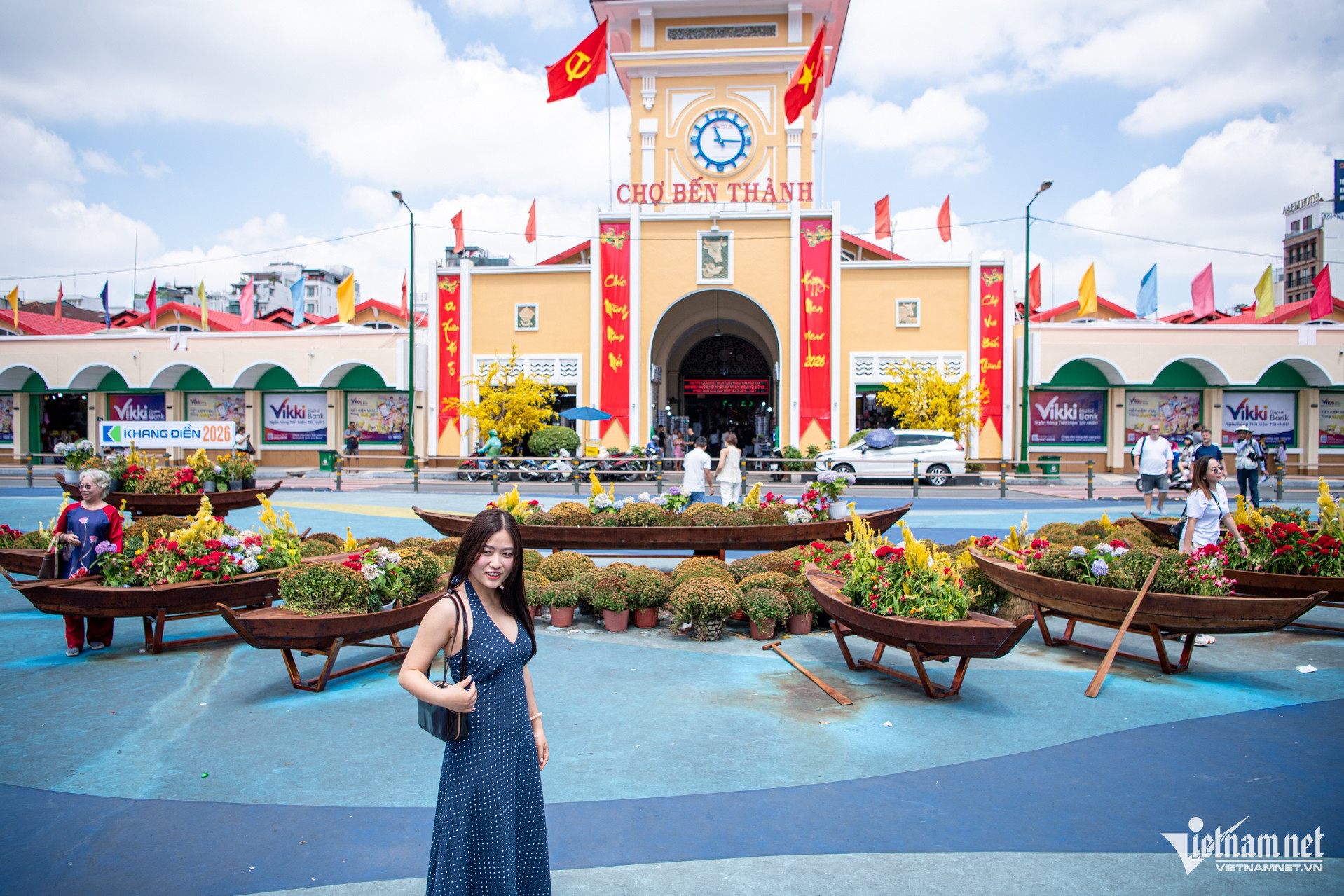 W-Quảng trường trước chợ Bến Thành nhem nhuốc Tuấn Hùng 21.jpg