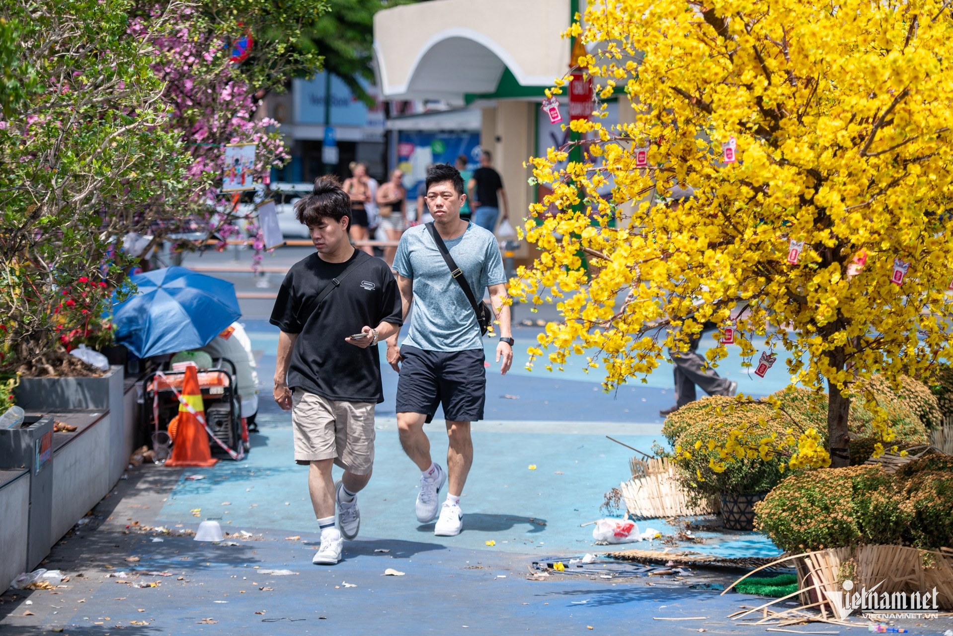 W-Quảng trường trước chợ Bến Thành nhem nhuốc  Tuấn Hùng 25.jpg