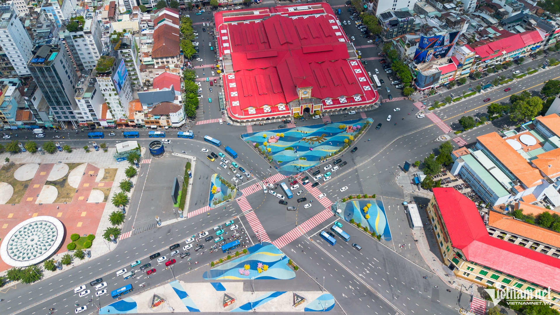 W-Quảng trường trước chợ Bến Thành nhem nhuốc  Tuấn Hùng 34.jpg