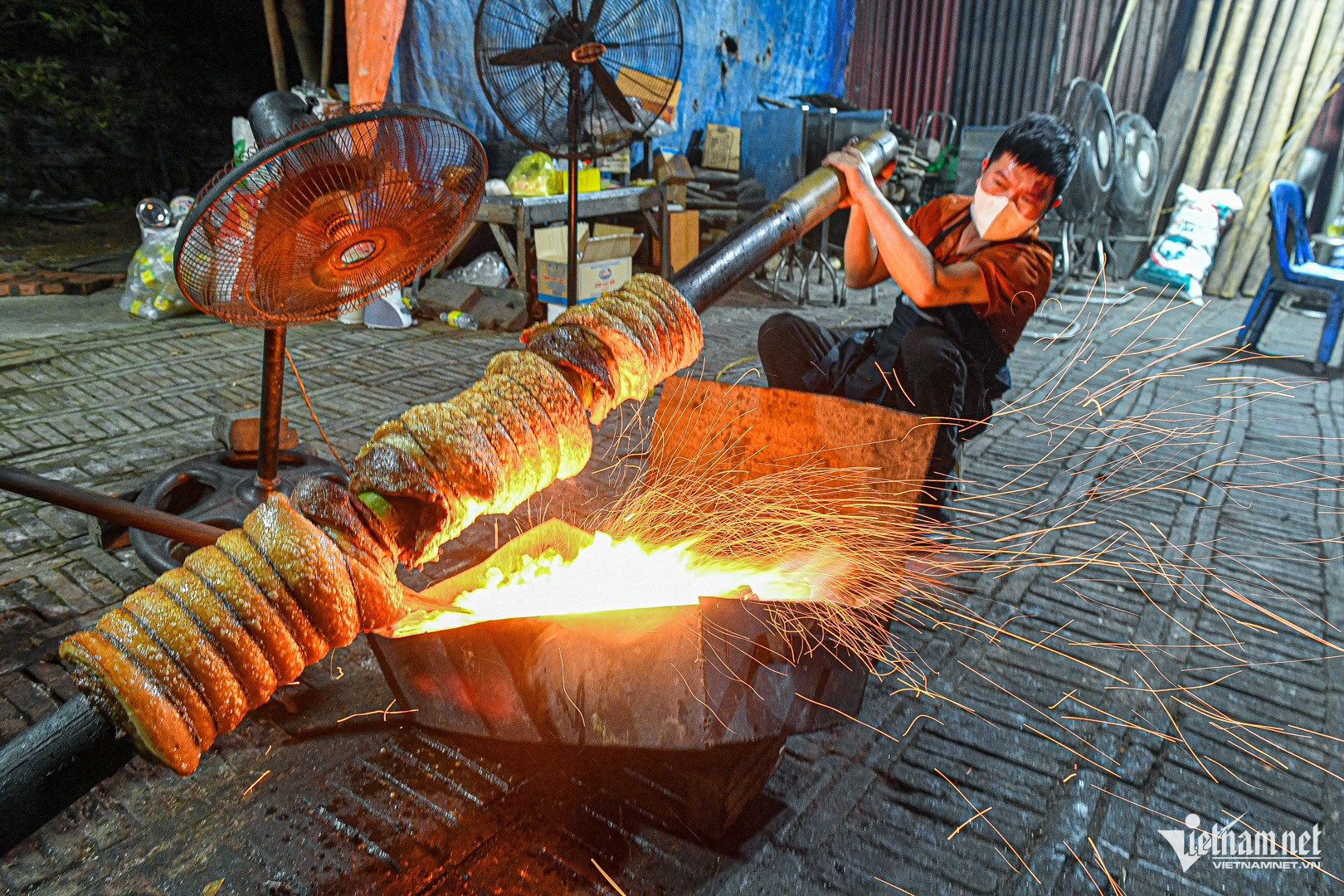 Quay thịt quay đòn