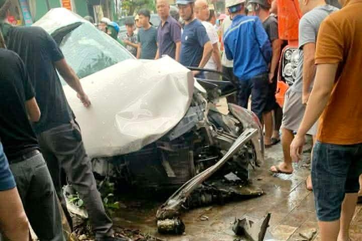 Xe bồn húc nát ô tô con ở Ninh Bình, người ngồi bên đường tử vong