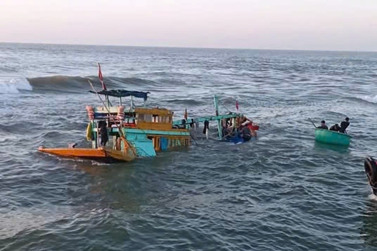 Bản tin trưa 3/2: Tàu cá  bị sóng đánh chìm khi vừa rời bến cảng La Gi