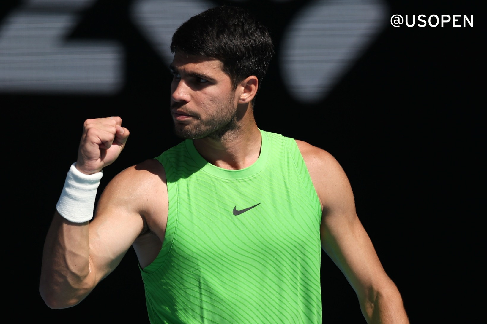 Alcaraz làm xiếc với cây vợt khiến CĐV há hốc mồm