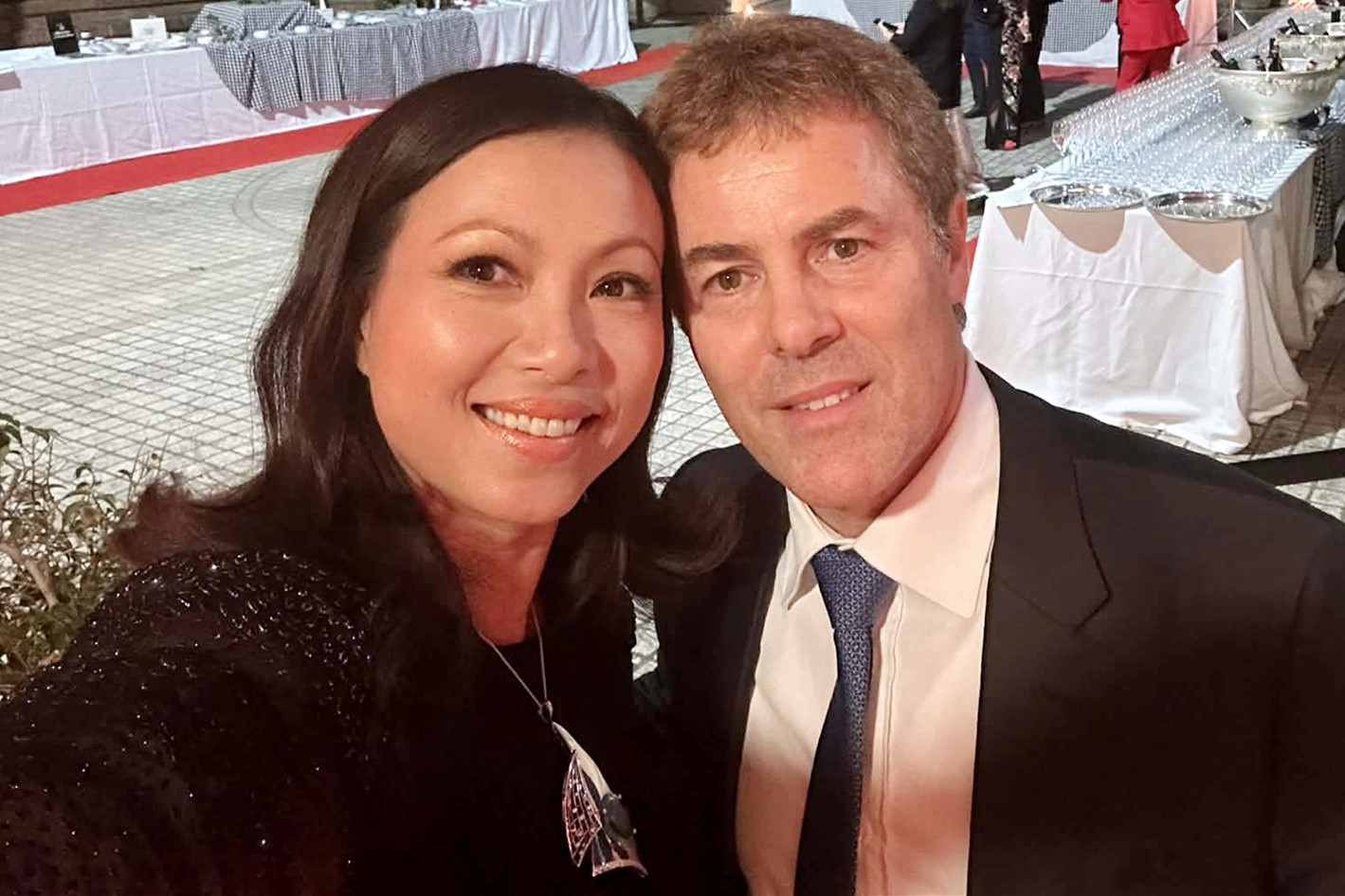 Hoa hậu Ngô Mỹ Uyên và chồng Tây là giáo sư: Không có hôn thú, tiền ai nấy giữ