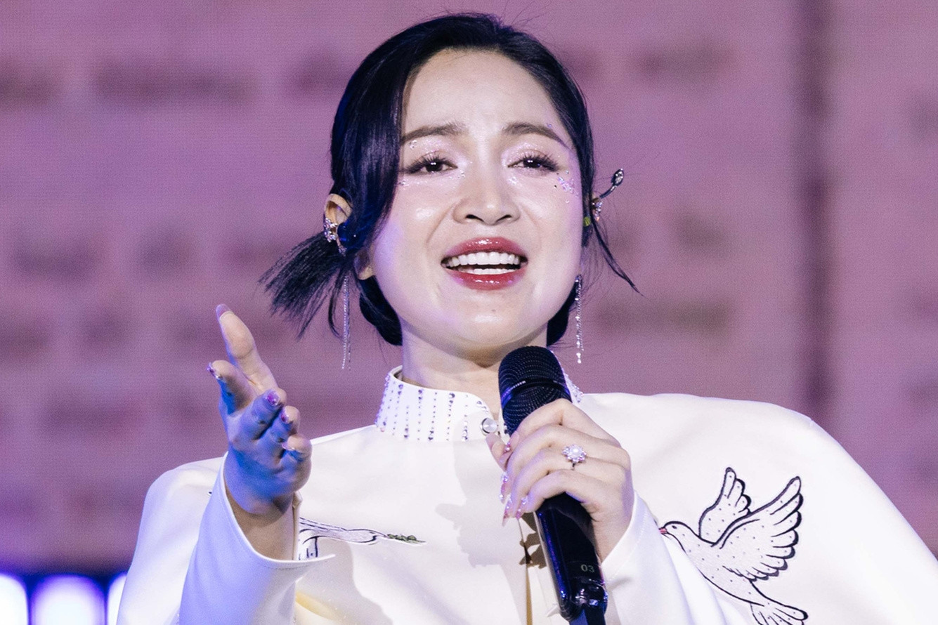 'Ca sĩ tỷ view' Duyên Quỳnh xin lỗi vì hát nhép ở Lễ trao giải Làn sóng xanh