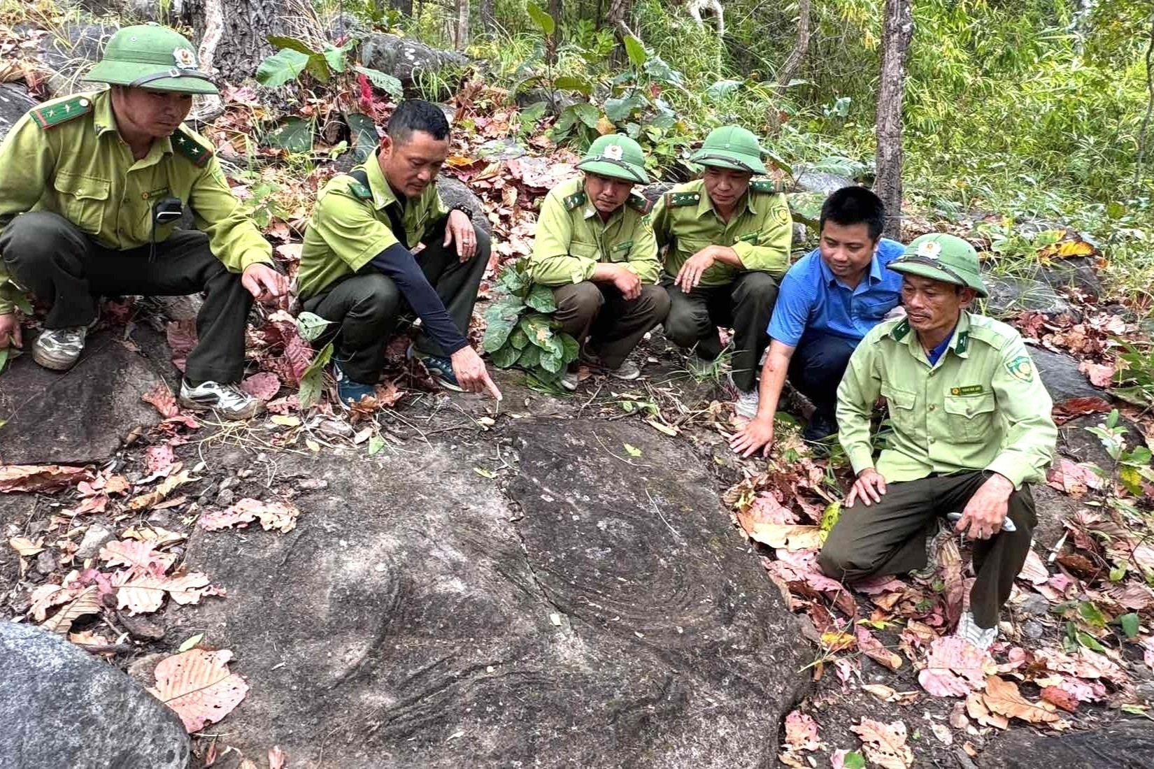 Cận cảnh bãi đá có họa tiết bí ẩn vừa được phát hiện trong Vườn quốc gia Yok Đôn