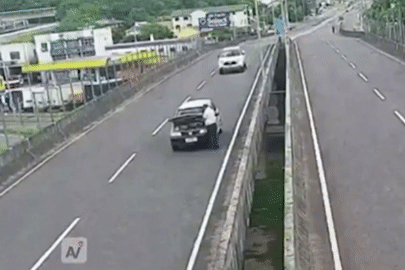 Đang đứng đóng nắp ca-pô, nam tài xế bị xe bán tải húc văng khỏi cầu vượt