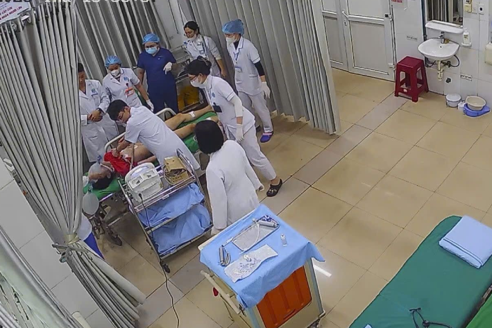 Nam thanh niên 22 tuổi bất ngờ đổ gục, ngừng tim trên sân tập