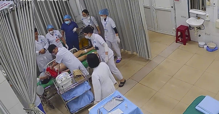 Nam thanh niên 22 tuổi bất ngờ đổ gục, ngừng tim trên sân tập