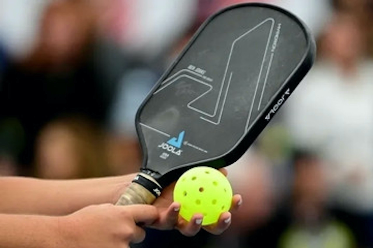 Người phụ nữ đổ gục sau 3 cú đánh pickleball