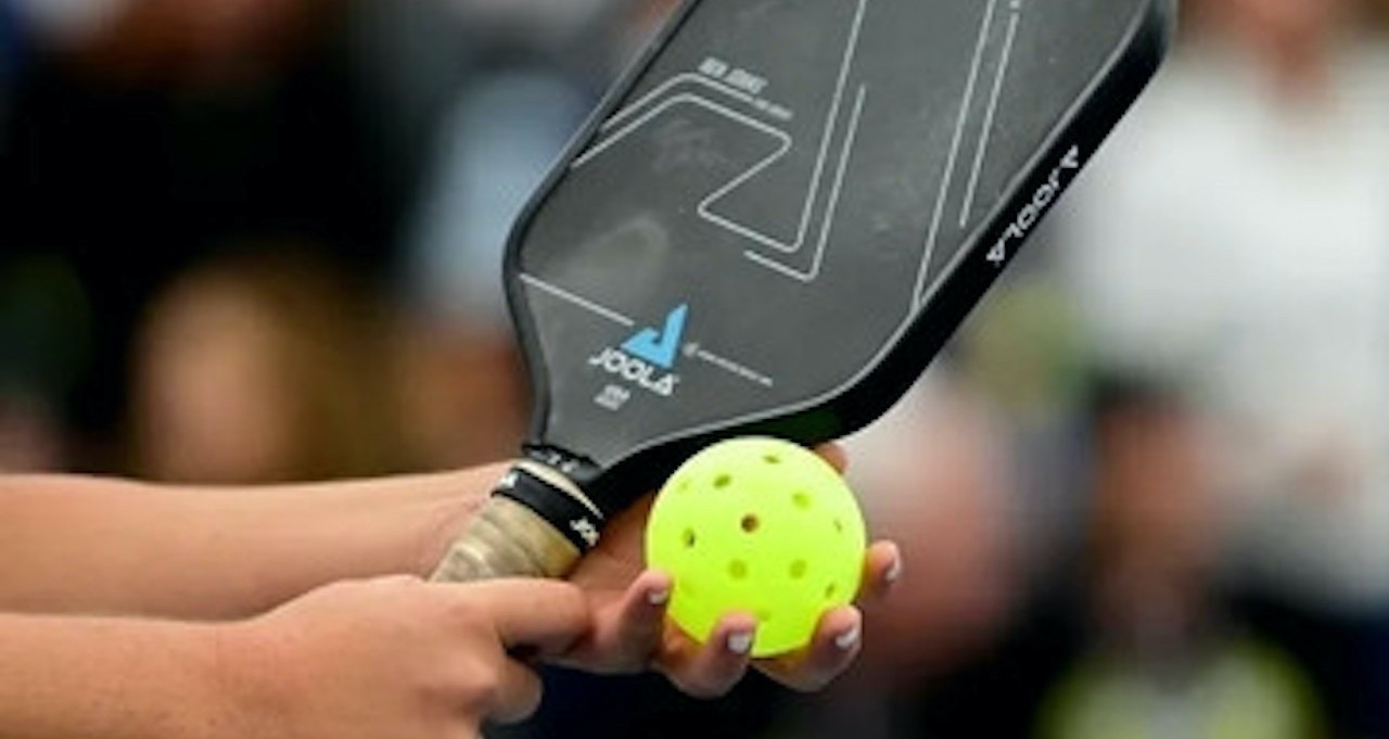 Người phụ nữ đổ gục sau 3 cú đánh pickleball