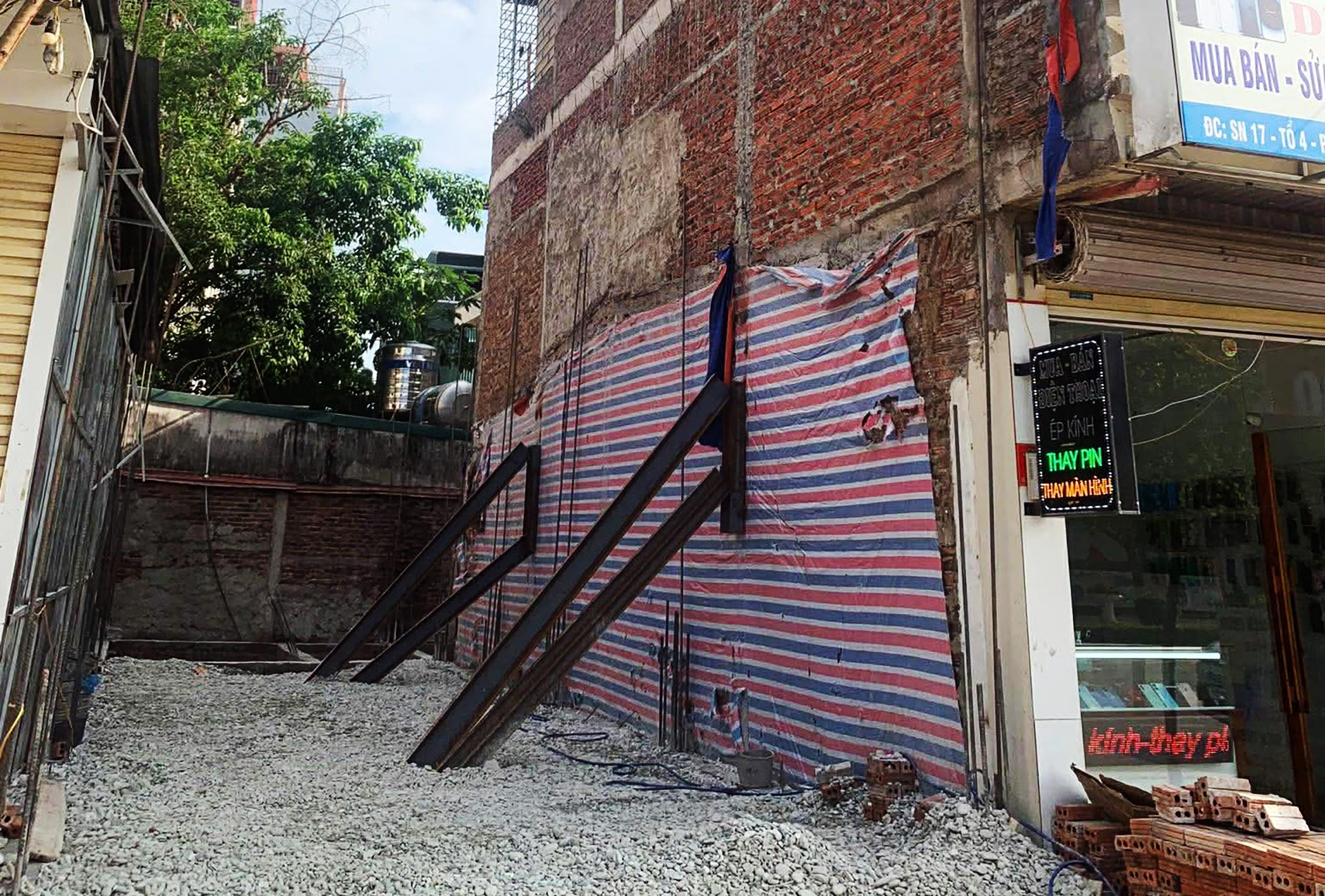 Tranh cãi xoay quanh ngôi nhà nghiêng khi hàng xóm thi công