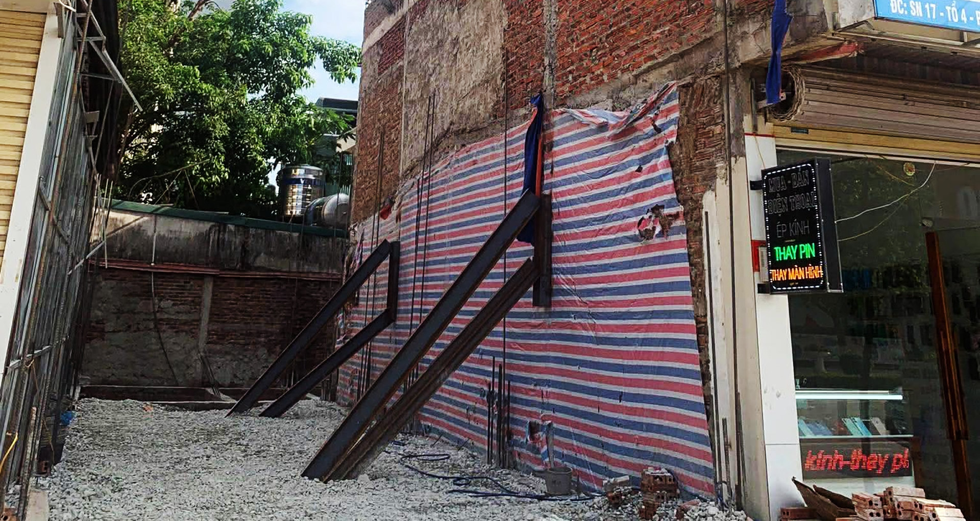 Tranh cãi xoay quanh ngôi nhà nghiêng khi hàng xóm thi công