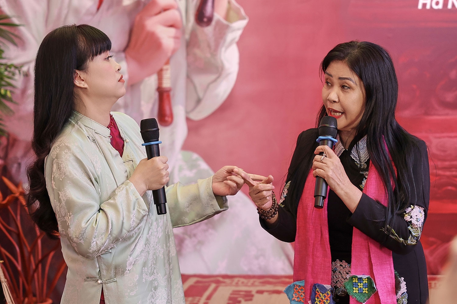 NSND Thanh Ngoan và Mai Tuyết Hoa 'lên đồng'