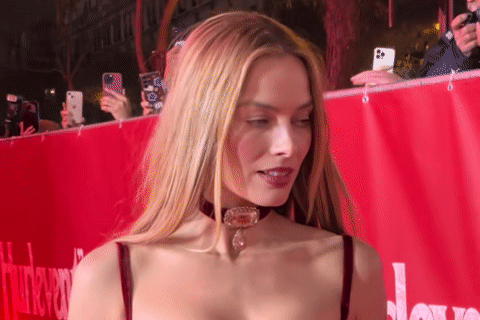 Nữ diễn viên sexy nghẹt thở, đeo trang sức xa xỉ gần 600 tỷ đồng là ai?