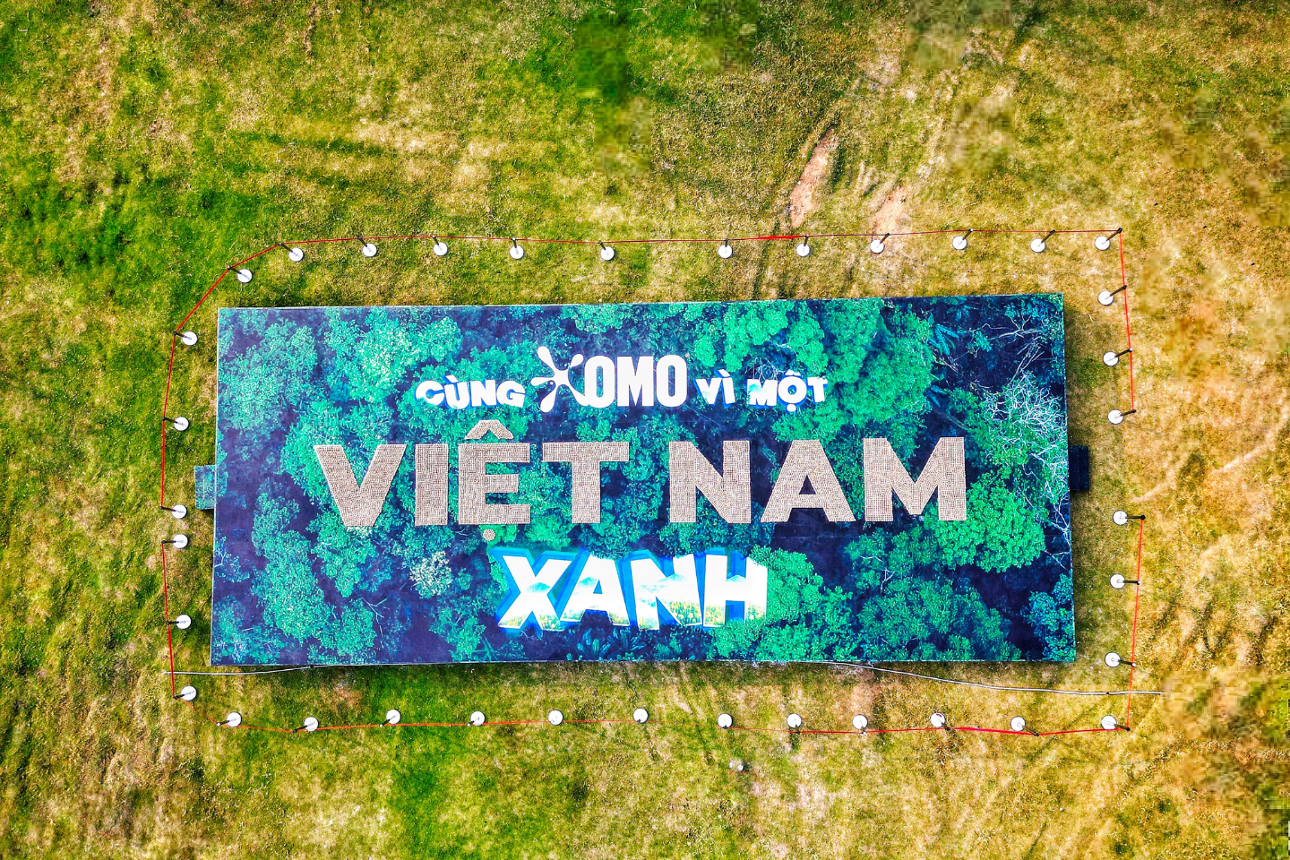 OMO lập Kỷ lục Guinness thế giới xếp chữ 'Việt Nam' từ banh hạt giống lớn nhất