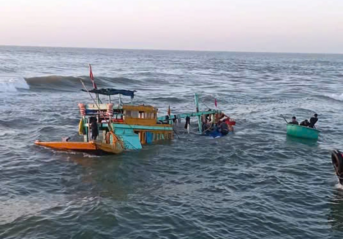 Tàu cá chở 15 người bị sóng đánh chìm khi vừa rời bến cảng La Gi..jpg