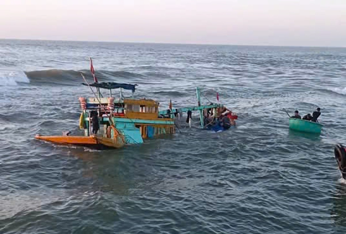 Tàu cá chở 15 thuyền viên bị sóng đánh chìm khi vừa rời bến cảng La Gi