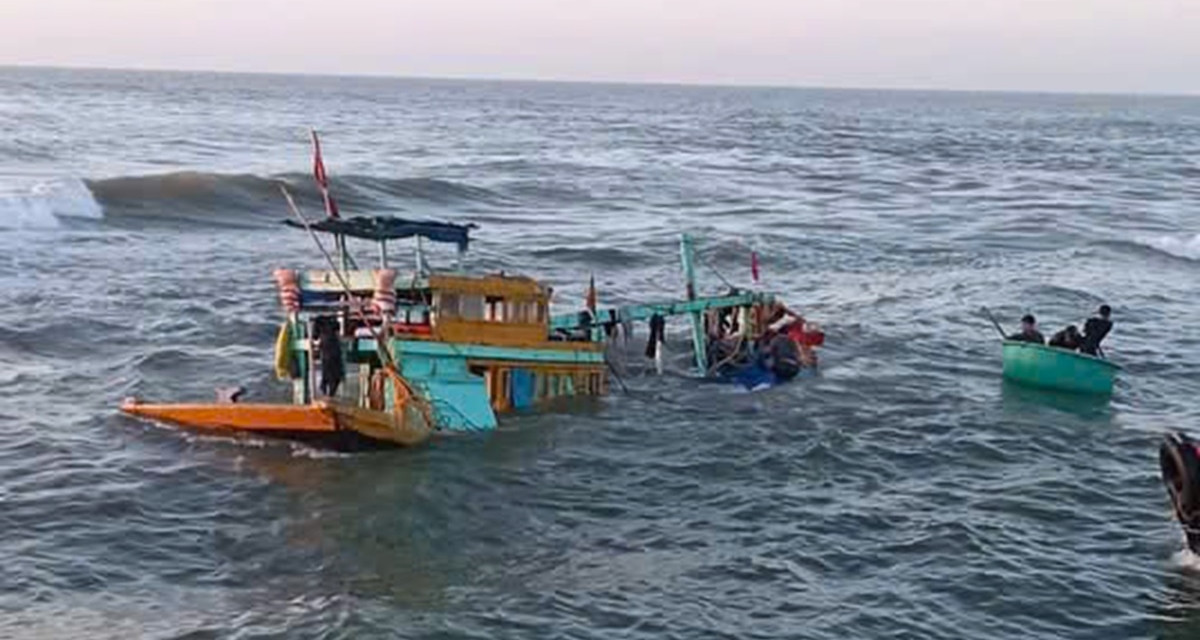 Tàu cá chở 15 thuyền viên bị sóng đánh chìm khi vừa rời bến cảng La Gi