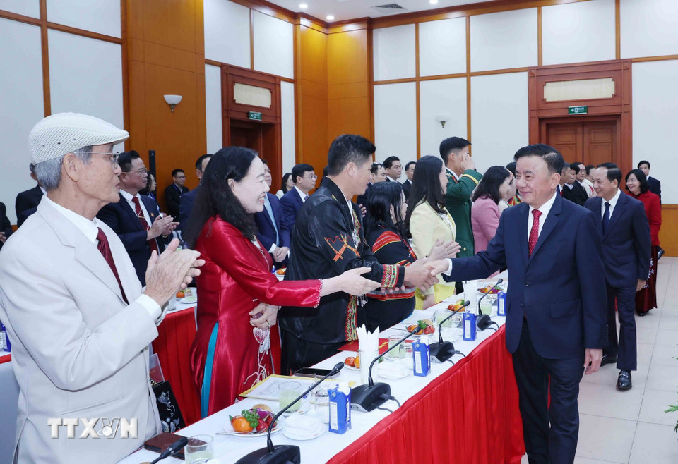 thuong truc ban bi thu gap mat 96 bi thu chi bo xuat sac toan quoc 1.jpg