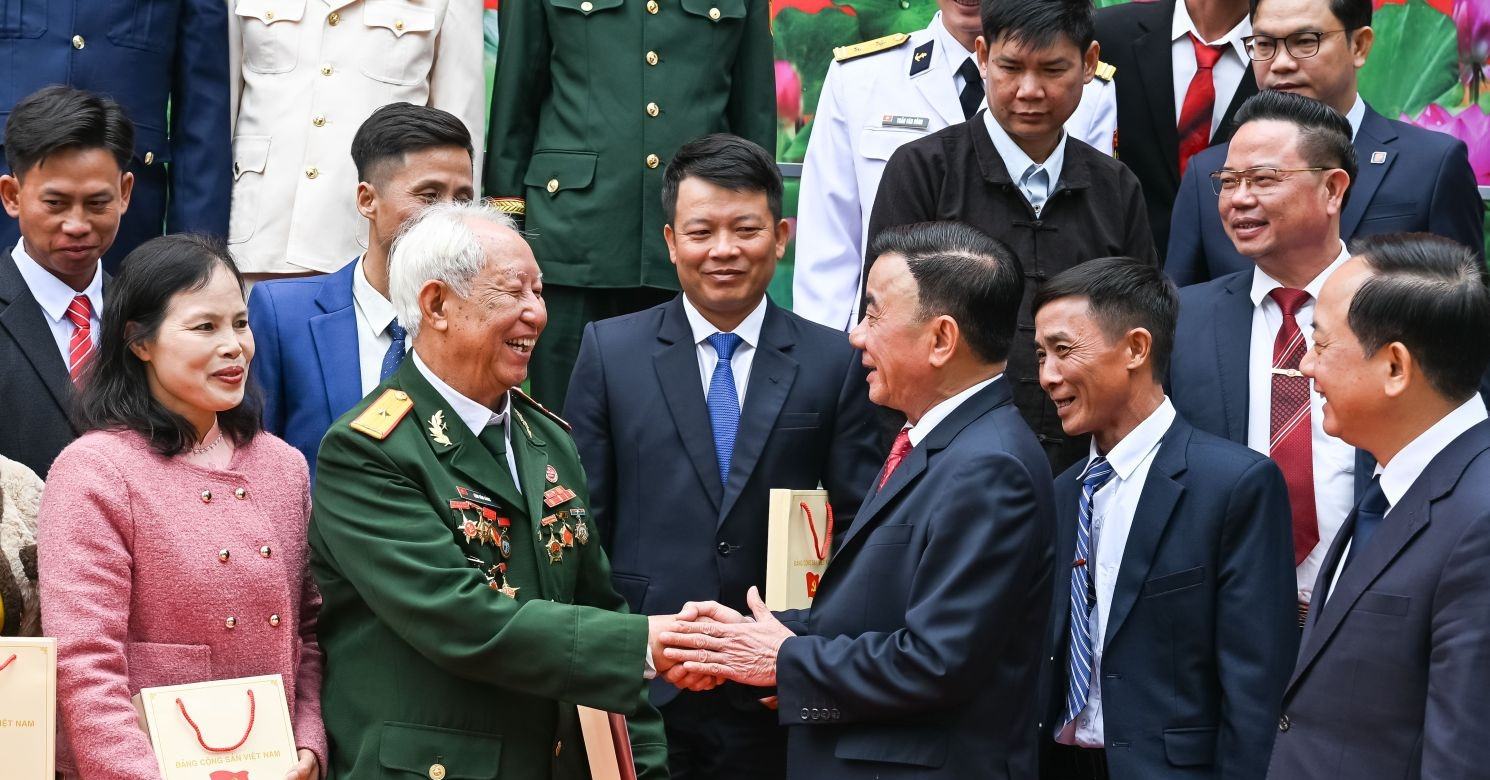 Thường trực Ban Bí thư Trần Cẩm Tú gặp mặt 96 bí thư chi bộ xuất sắc