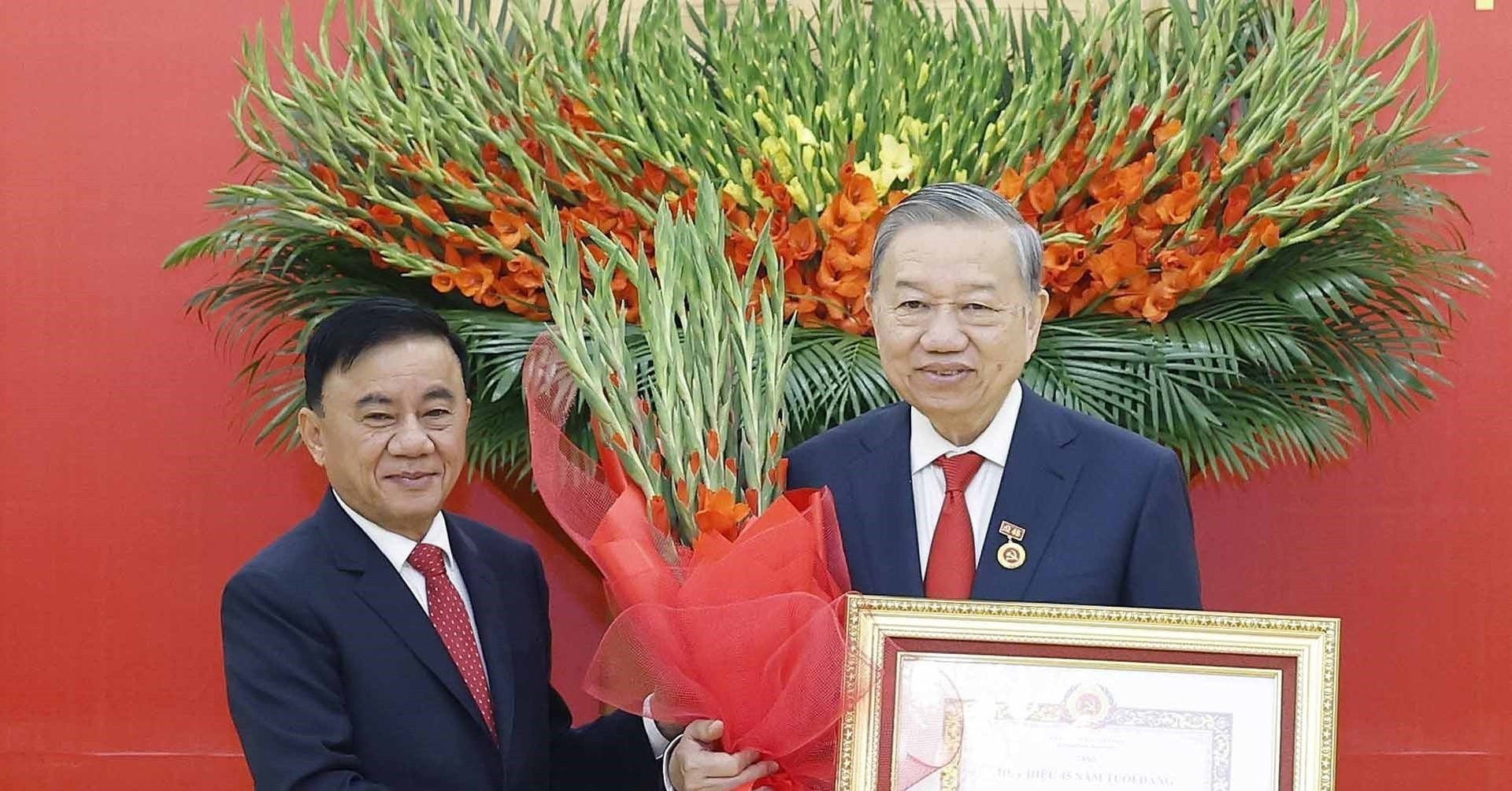 Tổng Bí thư Tô Lâm nhận Huy hiệu 45 năm tuổi Đảng