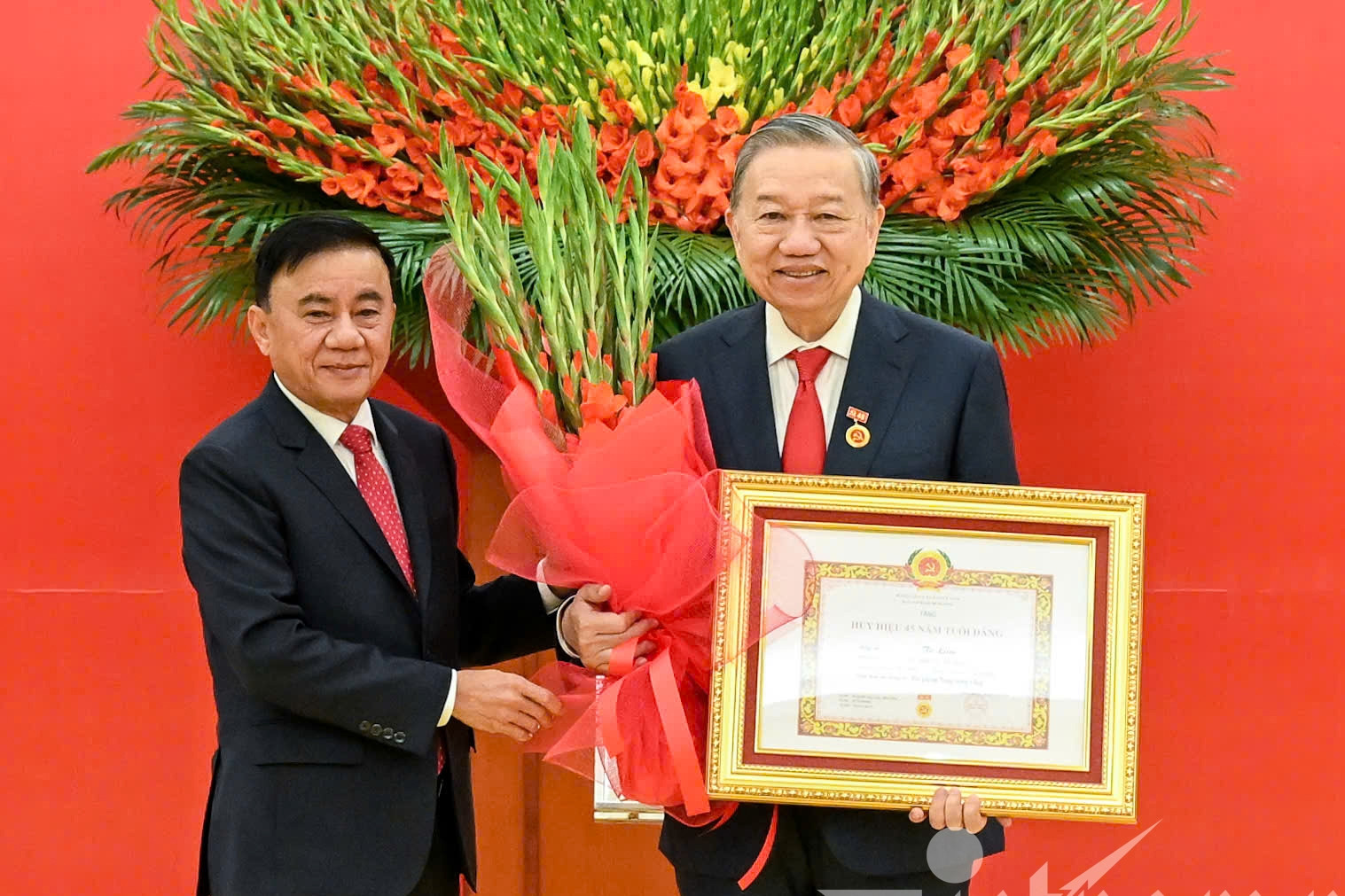 Tổng Bí thư Tô Lâm nhận Huy hiệu 45 năm tuổi Đảng