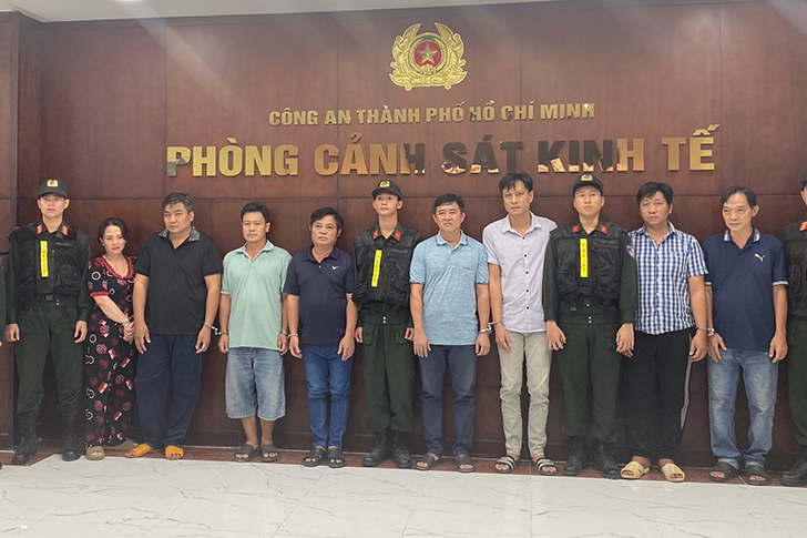 Triệt phá đường dây sản xuất xăng giả quy mô lớn tại TPHCM, bắt 8 đối tượng