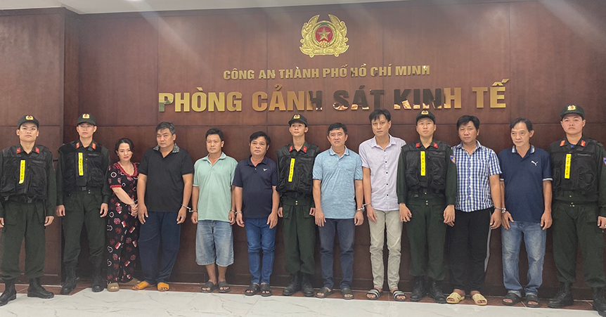 Triệt phá đường dây sản xuất xăng giả quy mô lớn tại TPHCM, bắt 8 đối tượng