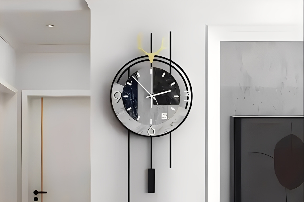 Vì sao không nên treo đồng hồ đối diện cửa chính?