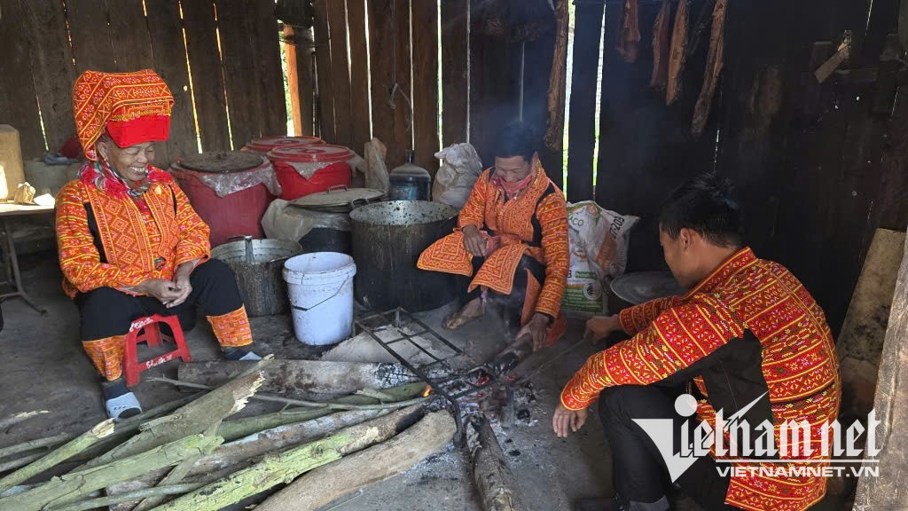 W-Các gia đình người Dao Lô Gang quây quần bên bếp lửa ngày Tết.jpg