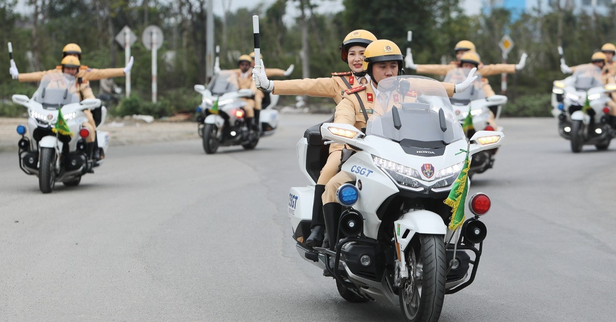 CSGT sẽ dùng mô tô, ô tô dẫn đường cho người dân về quê ăn Tết