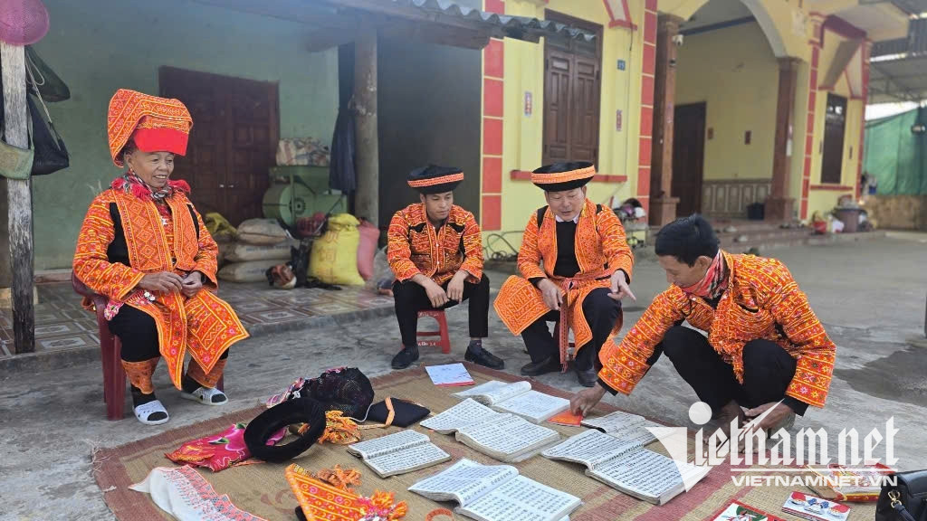 W-Khách đến nhà được diện thử trang phục và cùng quây quần bên gia chủ ngày Tết.jpg