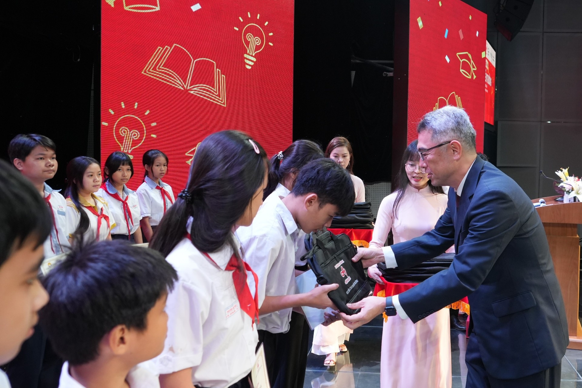 350 suất học bổng ‘Cho em đến trường’ tiếp sức học sinh vượt khó tại Đồng Nai