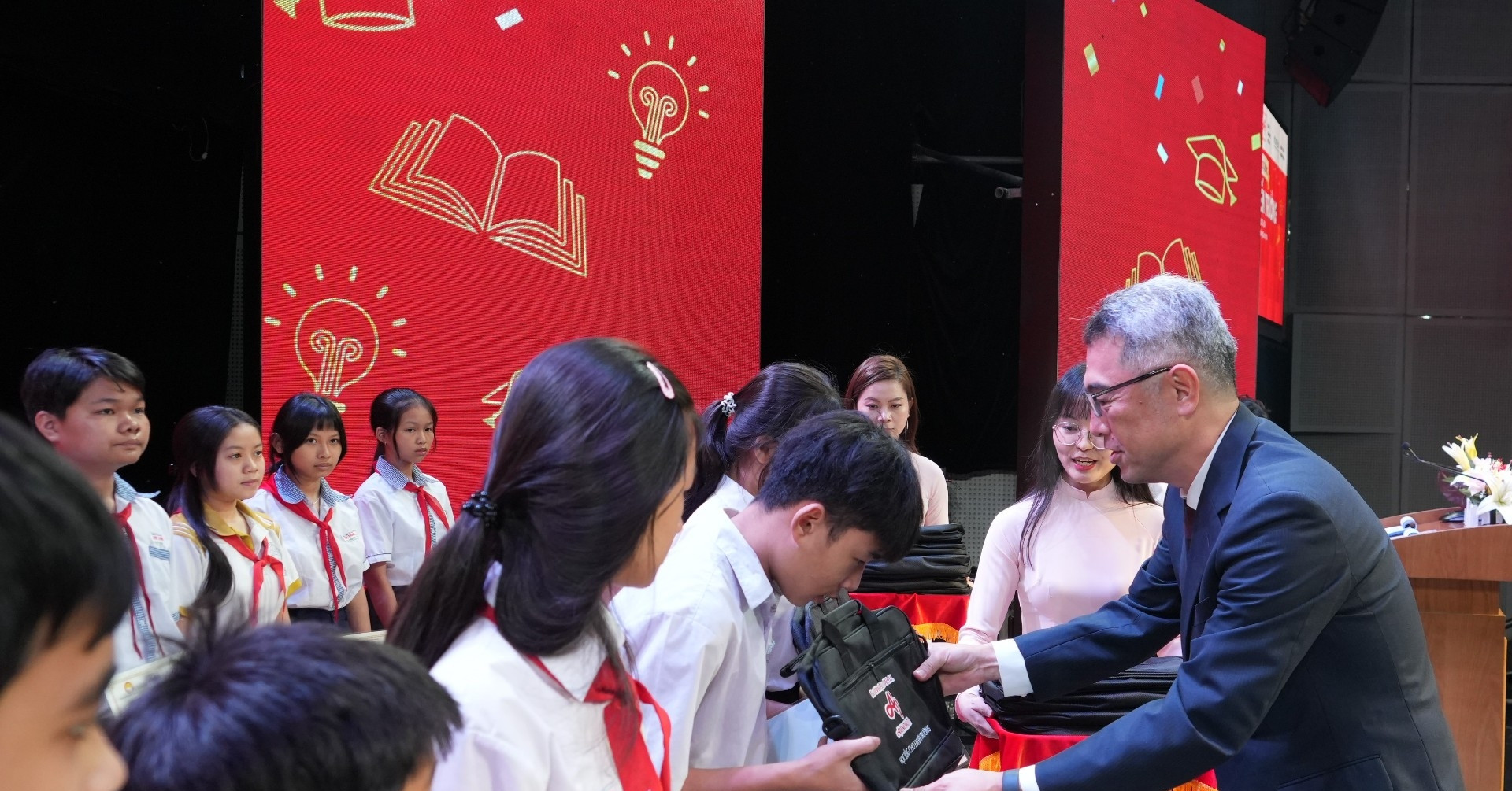 350 suất học bổng ‘Cho em đến trường’ tiếp sức học sinh vượt khó tại Đồng Nai