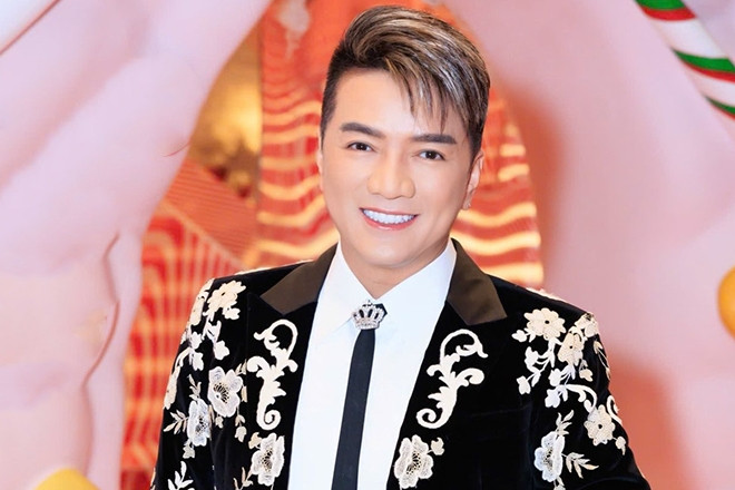 Ca sĩ Đàm Vĩnh Hưng tìm bình yên sau biến cố, mở quán bán cà phê ở tuổi 55