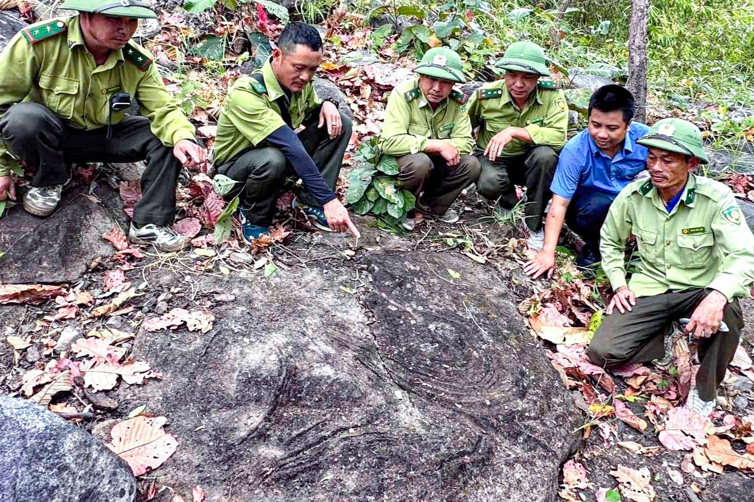 Cận cảnh bãi đá có họa tiết bí ẩn vừa được phát hiện trong Vườn quốc gia Yok Đôn