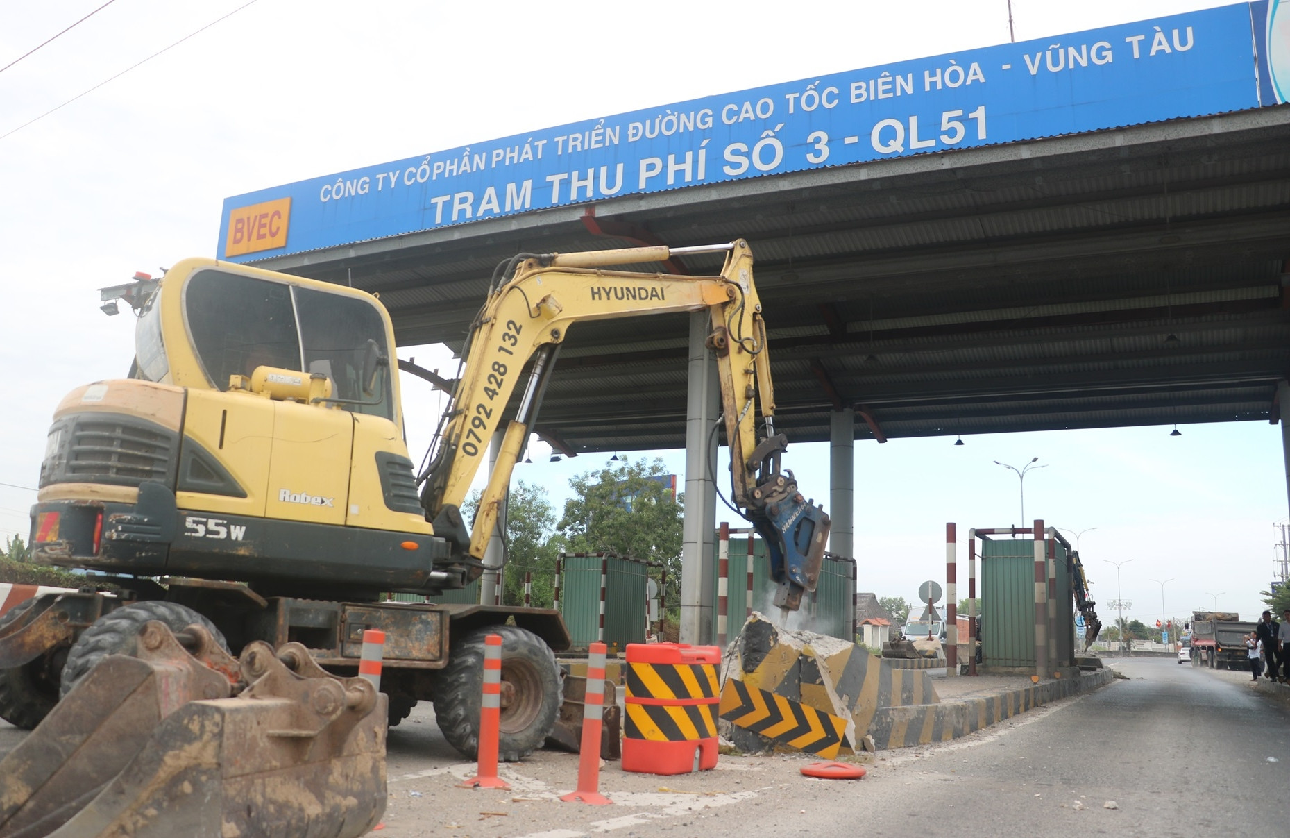 Cận cảnh tháo dỡ trạm thu phí 'bất động' 3 năm trên Quốc lộ 51 đoạn qua TPHCM