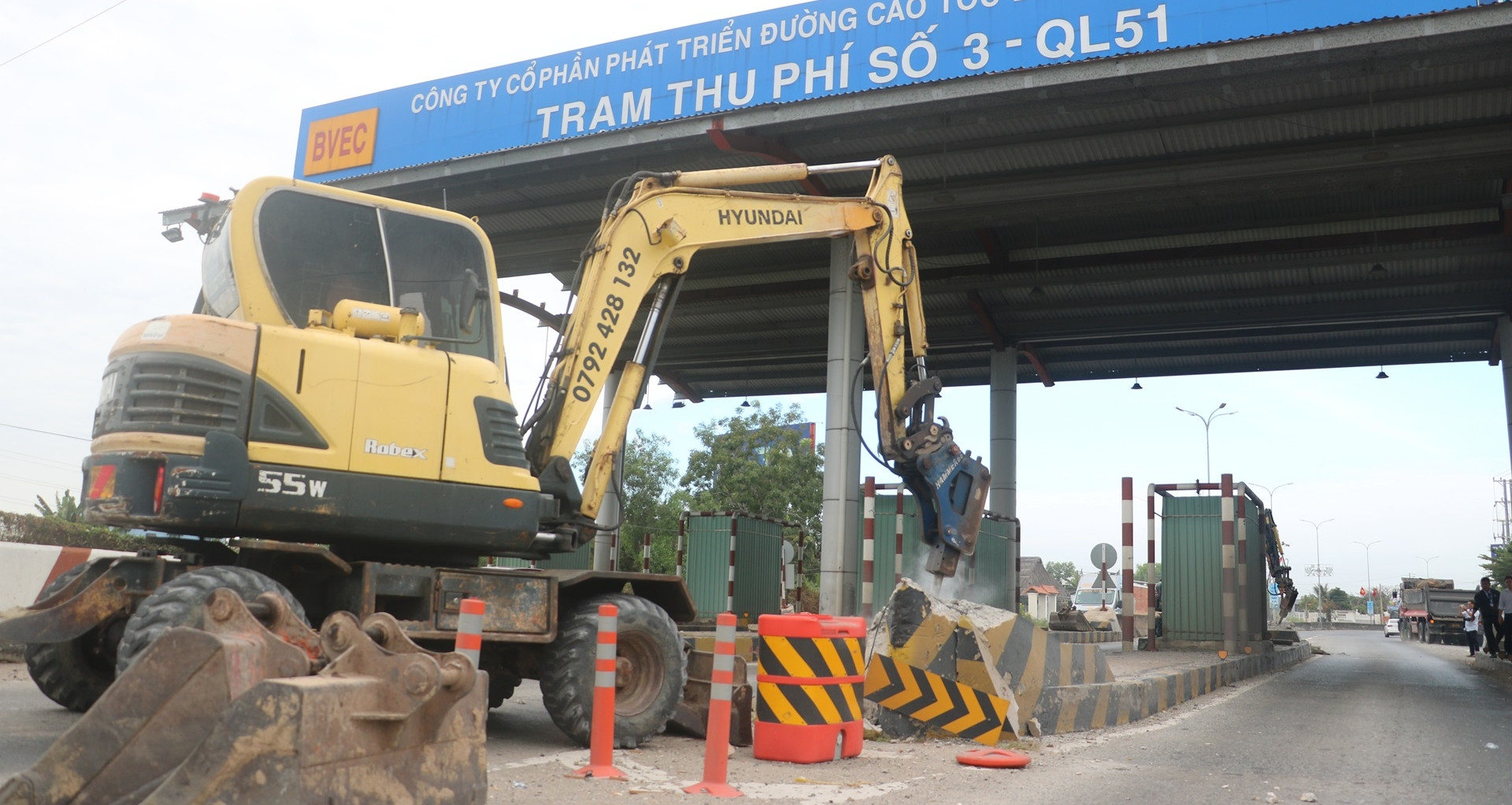 Cận cảnh tháo dỡ trạm thu phí 'bất động' 3 năm trên Quốc lộ 51 đoạn qua TPHCM