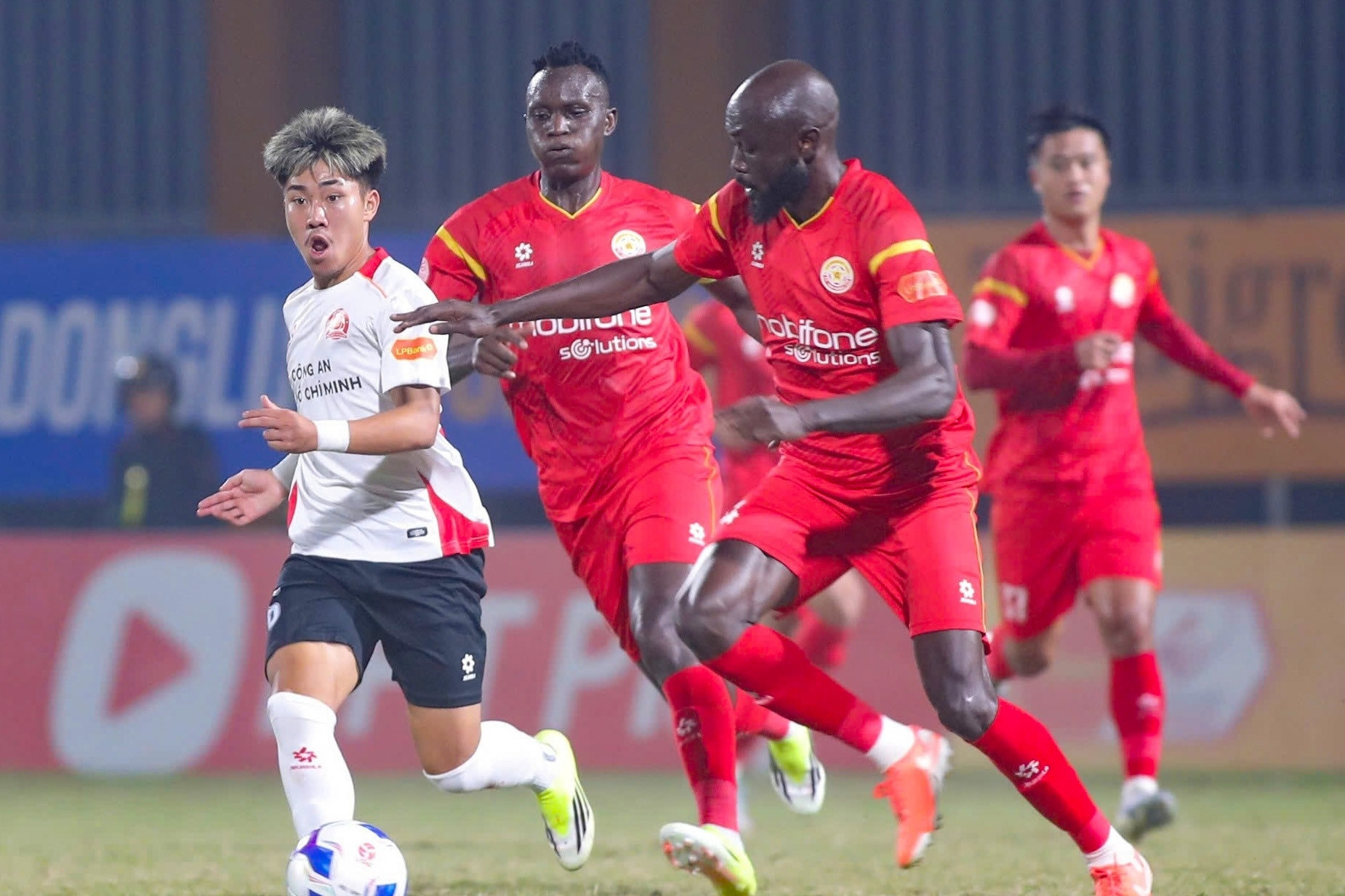 Cầu thủ Việt kiều rực sáng, vì đâu HLV Kim Sang Sik chưa vội mừng