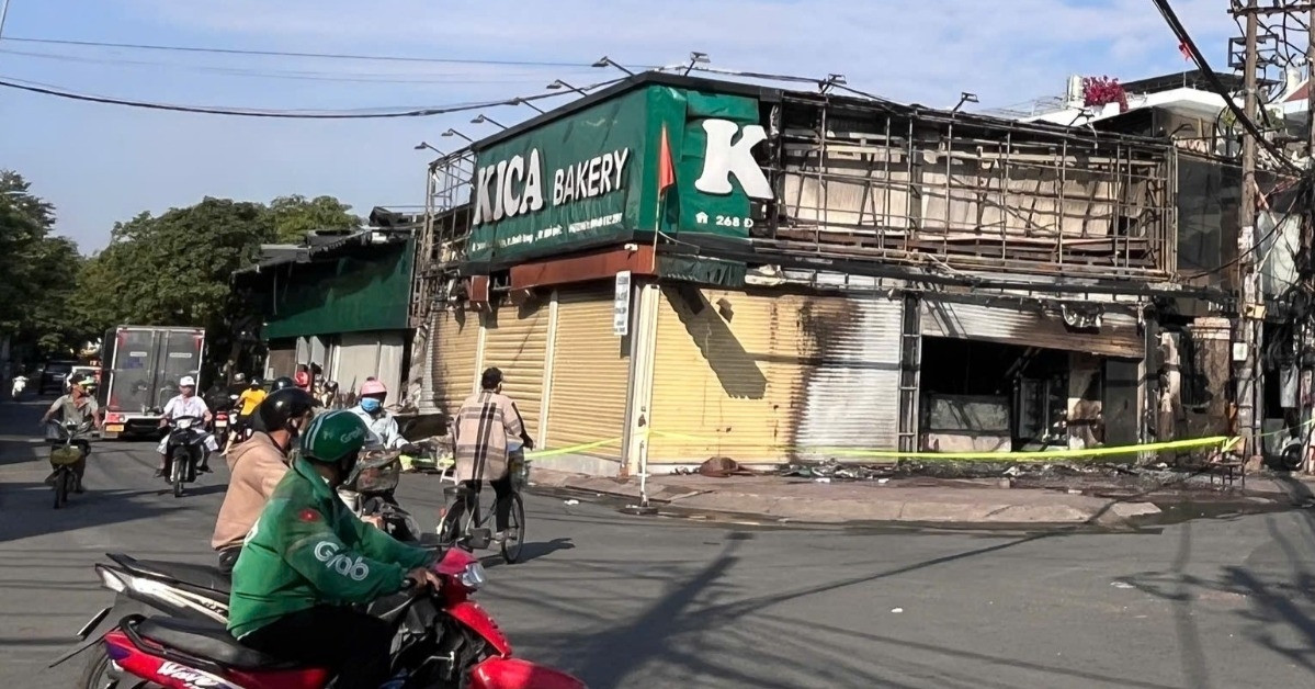 Cháy lớn tiệm bánh giữa ngã tư ở TPHCM, nhiều tài sản bị thiêu rụi