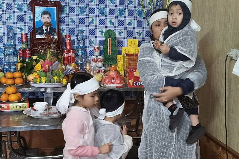 Chồng ra khơi không ngày trở lại, vợ khóc nức khi con hỏi 'Bao giờ bố về Tết?'