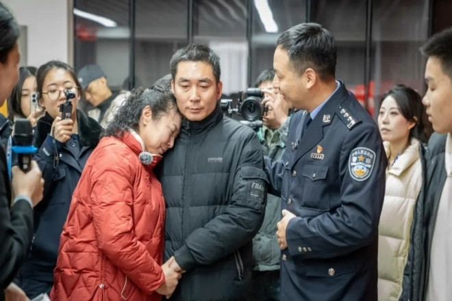 Con trai 3 tuổi mất tích khi đi sắm Tết, 37 năm sau mẹ vỡ òa giây phút đoàn tụ