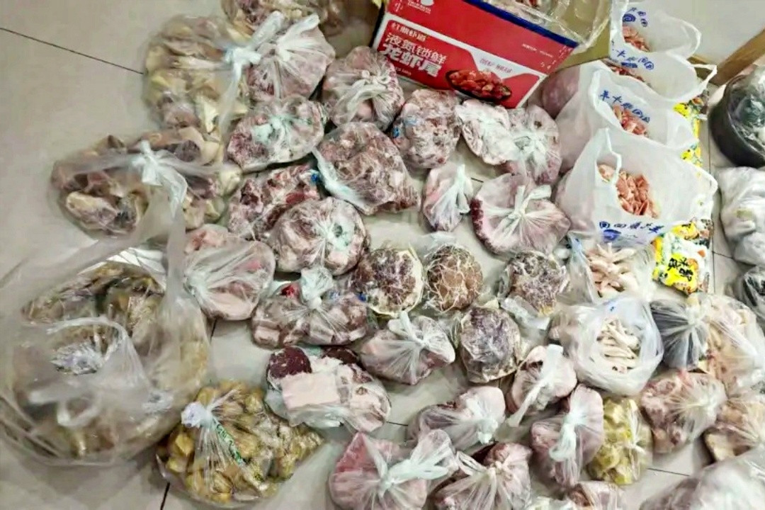 Không về quê ăn Tết, người phụ nữ U60 được mẹ 'tiếp tế' 7 thùng quà