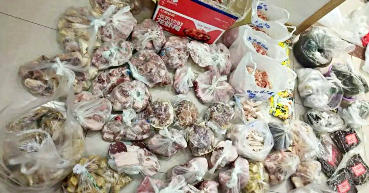 Không về quê ăn Tết, người phụ nữ U60 được mẹ tiếp tế 7 thùng quà