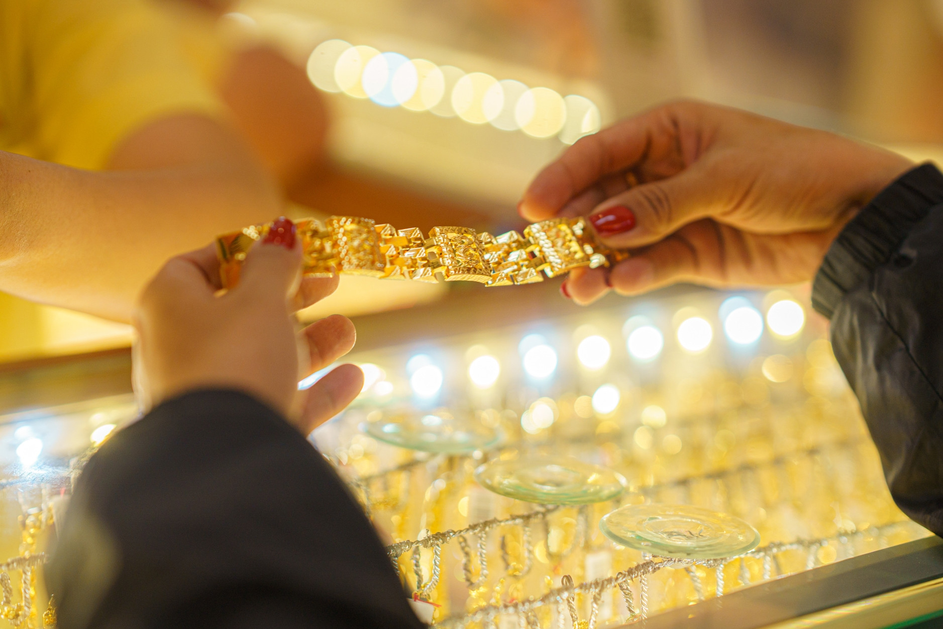 Vàng 'bật dậy' sau cú bán tháo lịch sử, SJC đã tăng 14 triệu đồng/lượng