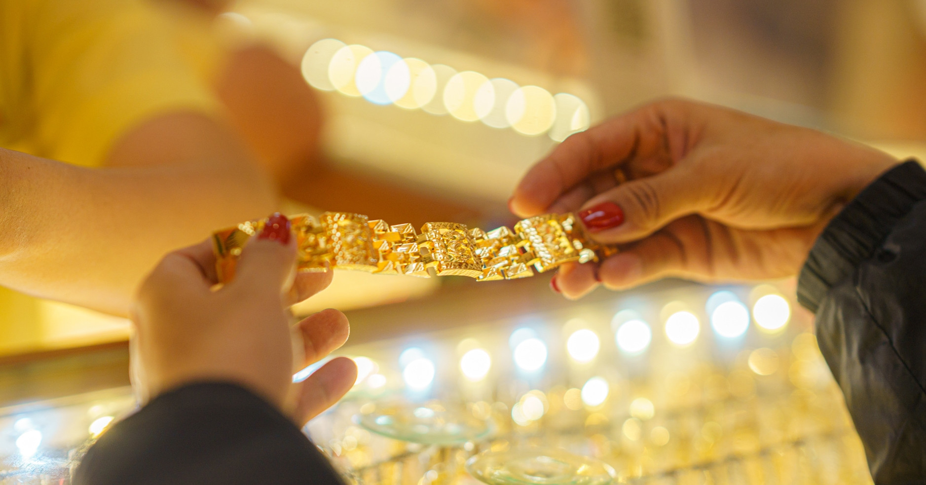 Vàng 'bật dậy' sau cú bán tháo lịch sử, SJC đã tăng 14 triệu đồng/lượng