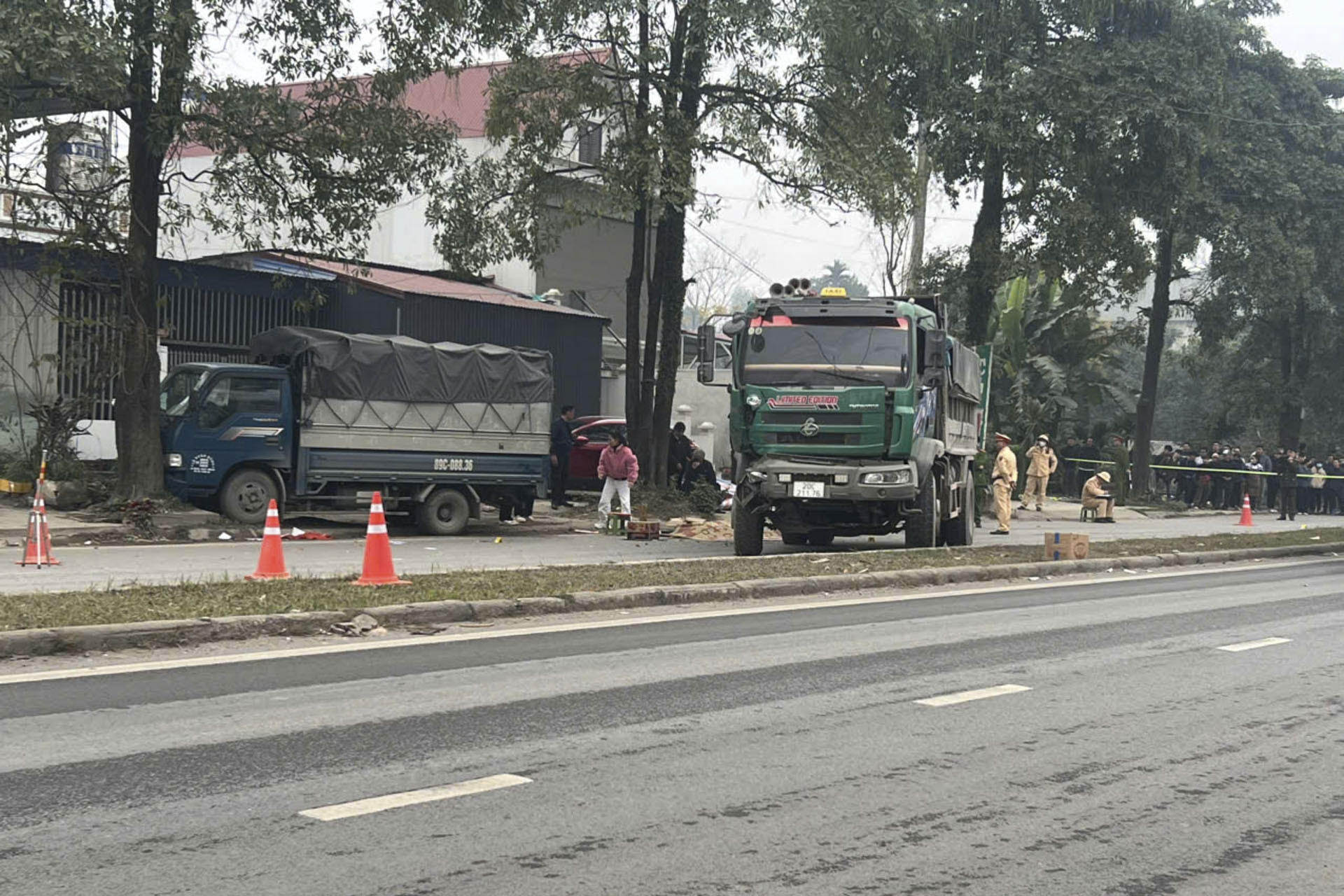 Một cán bộ CSGT tử vong trong vụ 2 xe tải va chạm ở Thái Nguyên