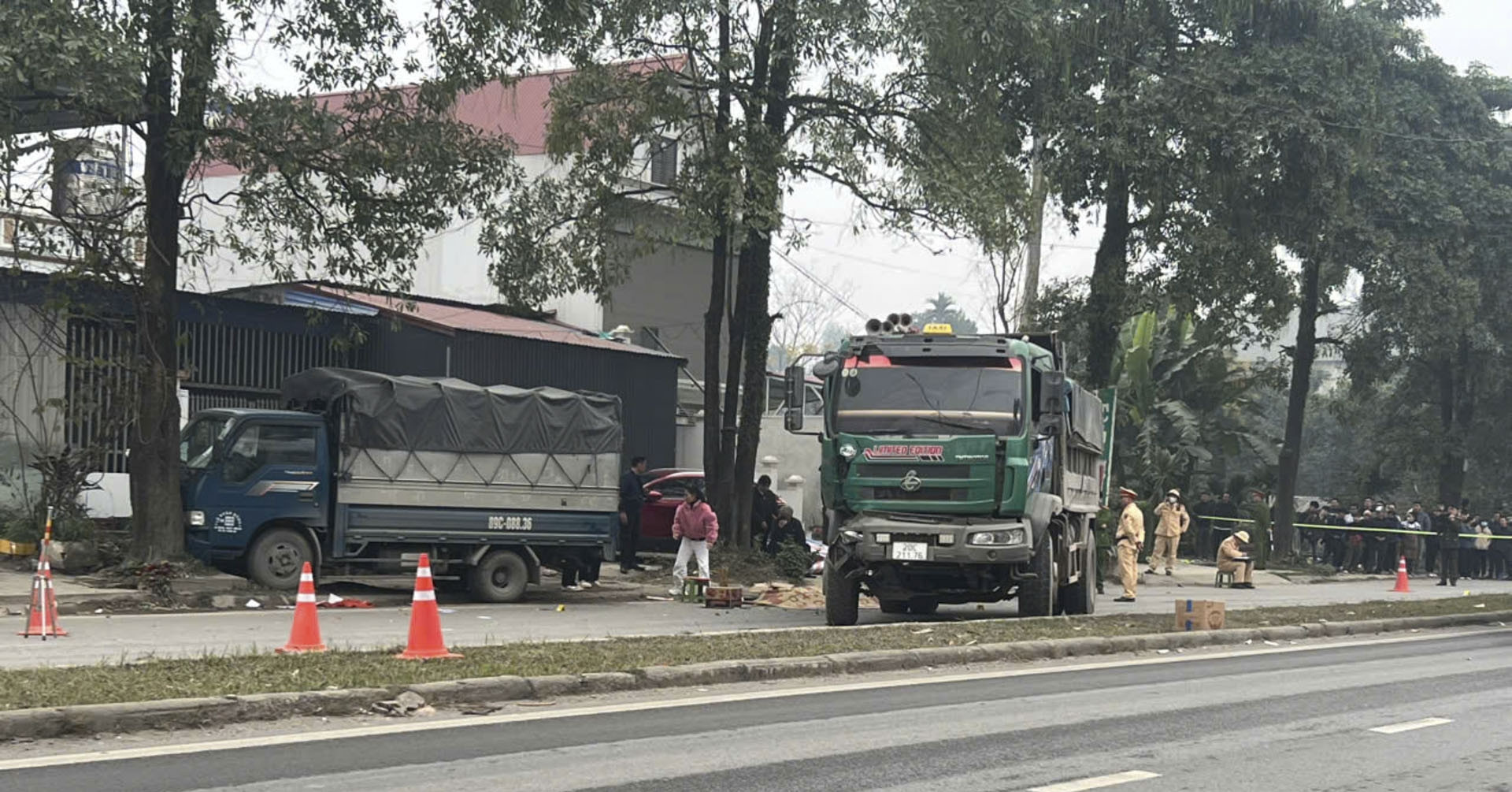 Một cán bộ CSGT tử vong trong vụ 2 xe tải va chạm ở Thái Nguyên